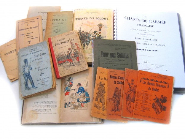 Avant la guerre de 14, les ditions de recueils de chants montrent que la culture militaire n'est pas l'apanage des seuls militaires. Les multiples ditions de Chants du soldat de Droulde, l'ouvrage de Vingtrinier (au milieu gauche) et celui de Sarrepont (ouvert en bas gauche) montrent que ces livres ne sont pas rservs aux militaires. La collection de La bonne chanson de Botrel (en bas droite), n'est qu'un dveloppement de ses publications destines pour tous publics. Seuls l'ouvrage de Kastner (en haut droite) et les petits carnets (en haut gauche) sont destins spcifiquement aux militaires.